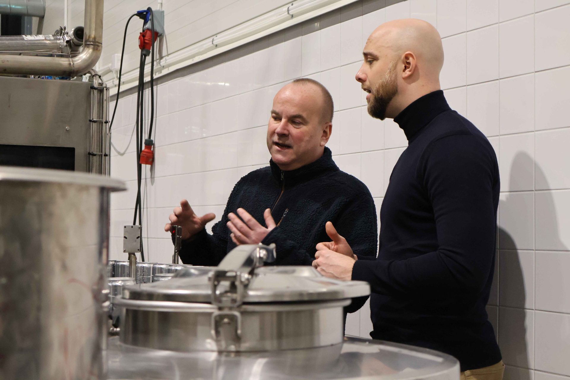 Värmdö Musteri & Värmdö Bryggeri halverade sin elkostnad – nu planerar de för solceller och batteri